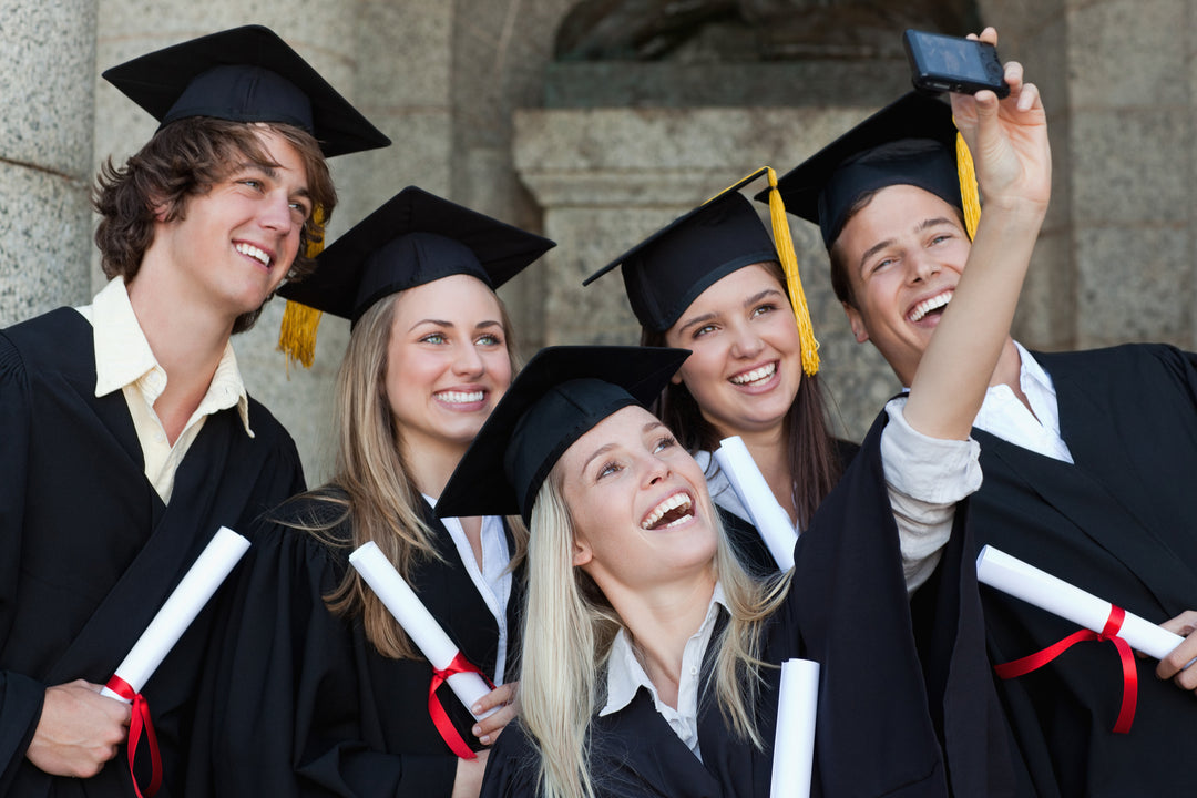 What should girls wear to university graduation?
